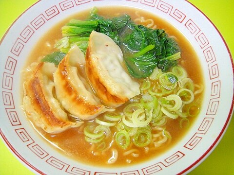 餃子とほうれん草の味噌ラーメン